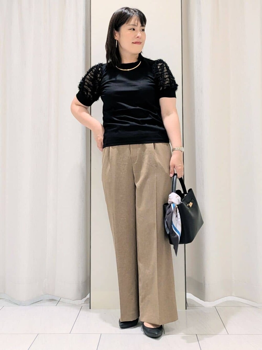 ブラック系のTシャツ/カットソー、ブラウン系のその他パンツを着用したレディースの夏コーディネートの1枚目の写真