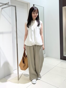 「UNTITLED（アンタイトル）の【シアー/バンドカラー】バルーンヘムノースリーブブラウス（シャツ/ブラウス、ホワイト系）」を使った、kaoruさんの夏コーディネート