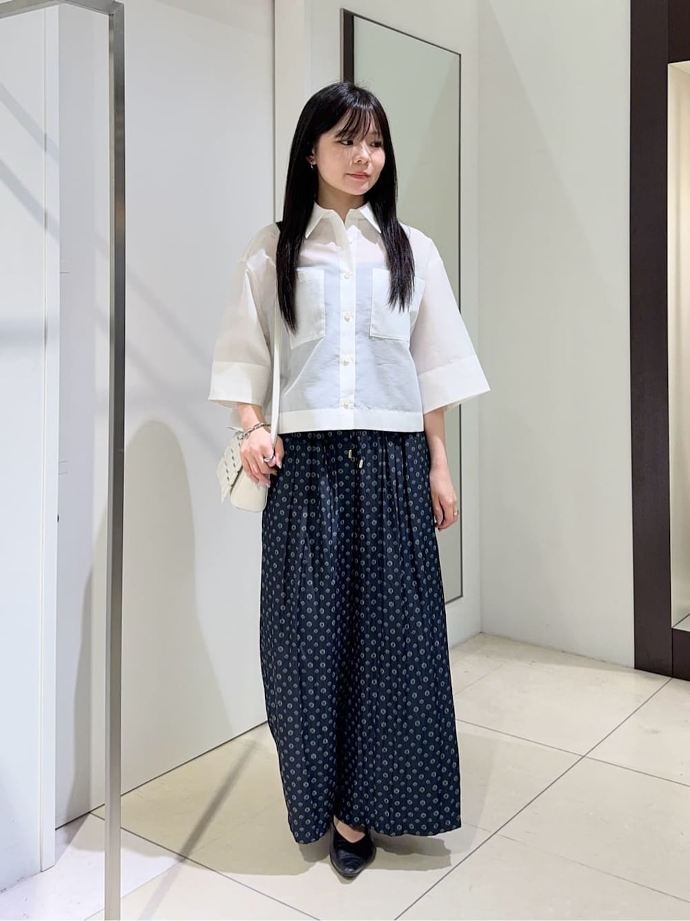 ホワイト系のシャツ/ブラウス、ブルー系のその他パンツを着用したレディースの春コーディネートの1枚目の写真