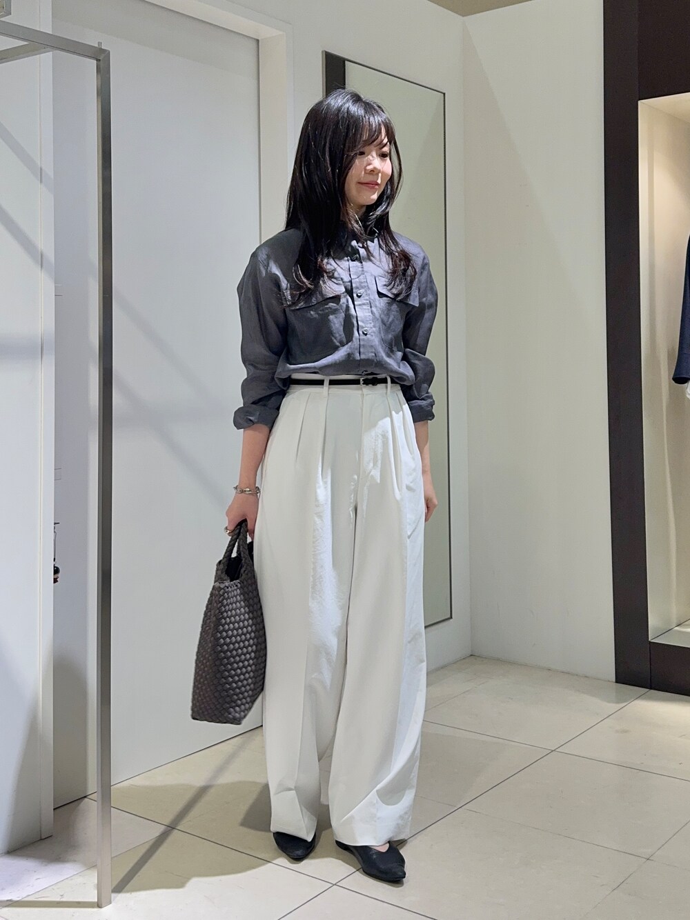 グレー系のシャツ/ブラウス、ホワイト系のその他パンツを着用したレディースの春コーディネートの1枚目の写真