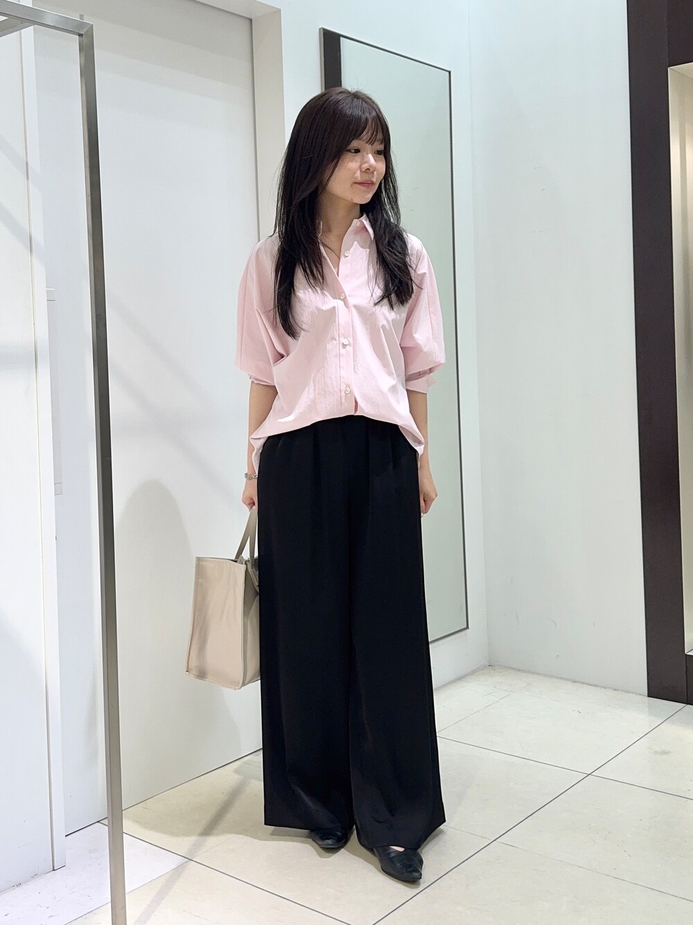 ピンク系のシャツ/ブラウス、ブラック系のその他パンツ、ベージュ系のトートバッグを着用したレディースの夏コーディネートの1枚目の写真