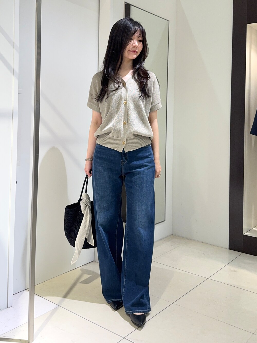 グリーン系のカーディガン/ボレロ、ブルー系のデニムパンツ、ブラック系のパンプスを着用したレディースの春コーディネートの1枚目の写真