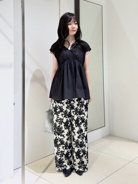 「UNTITLED（アンタイトル）の【コットン100/洗える/トレンド】シャーリングブラウス（シャツ/ブラウス、ブラック系）」を使った、kaoruさんの夏コーディネート