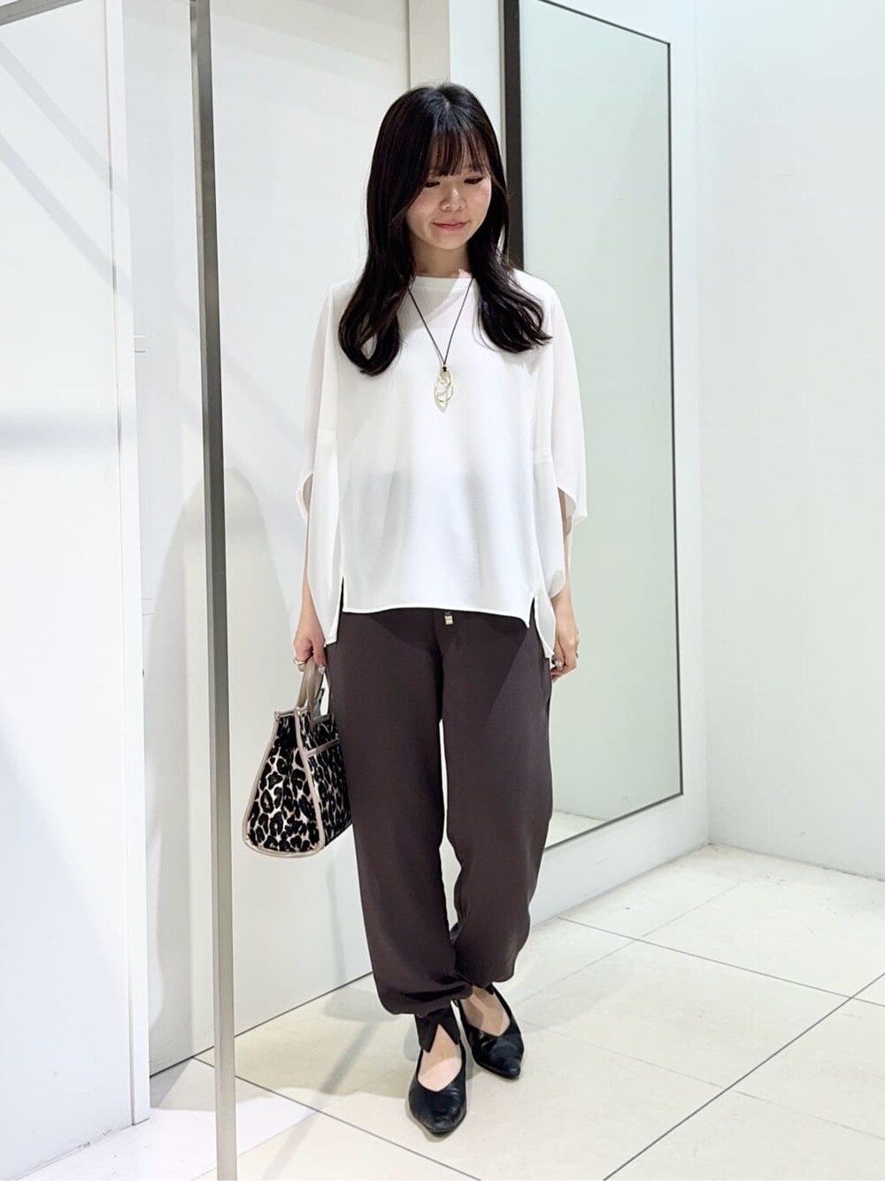 ホワイト系のTシャツ/カットソー、ブラウン系のその他パンツを着用したレディースの夏コーディネートの1枚目の写真