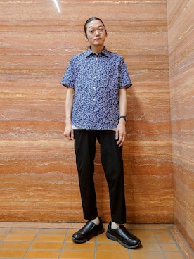 「TAKEO KIKUCHI（タケオキクチ）のリップル小花シャツ（シャツ/ブラウス、ブルー系）」を使った、かしげるさん（メンズ・168cm）の春コーディネート