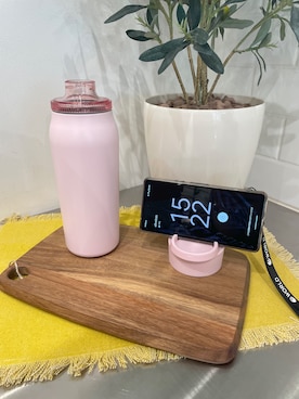 「212 KITCHEN STORE（トゥワントゥキッチンストア）のスマホスタンド付きステンレスボトル PK ＜KEVNHAUN ケヴンハウン＞（水筒、その他）」を使った、まのちゃんさん（レディース・160cm）の春コーディネート