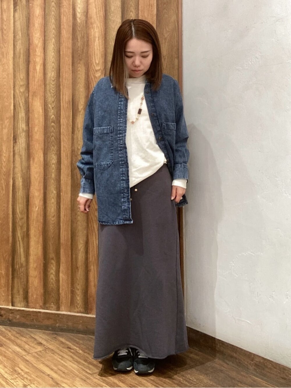 ブルー系のシャツ/ブラウス、ホワイト系のTシャツ/カットソー、グレー系のスカートを着用したレディースの春コーディネートの1枚目の写真