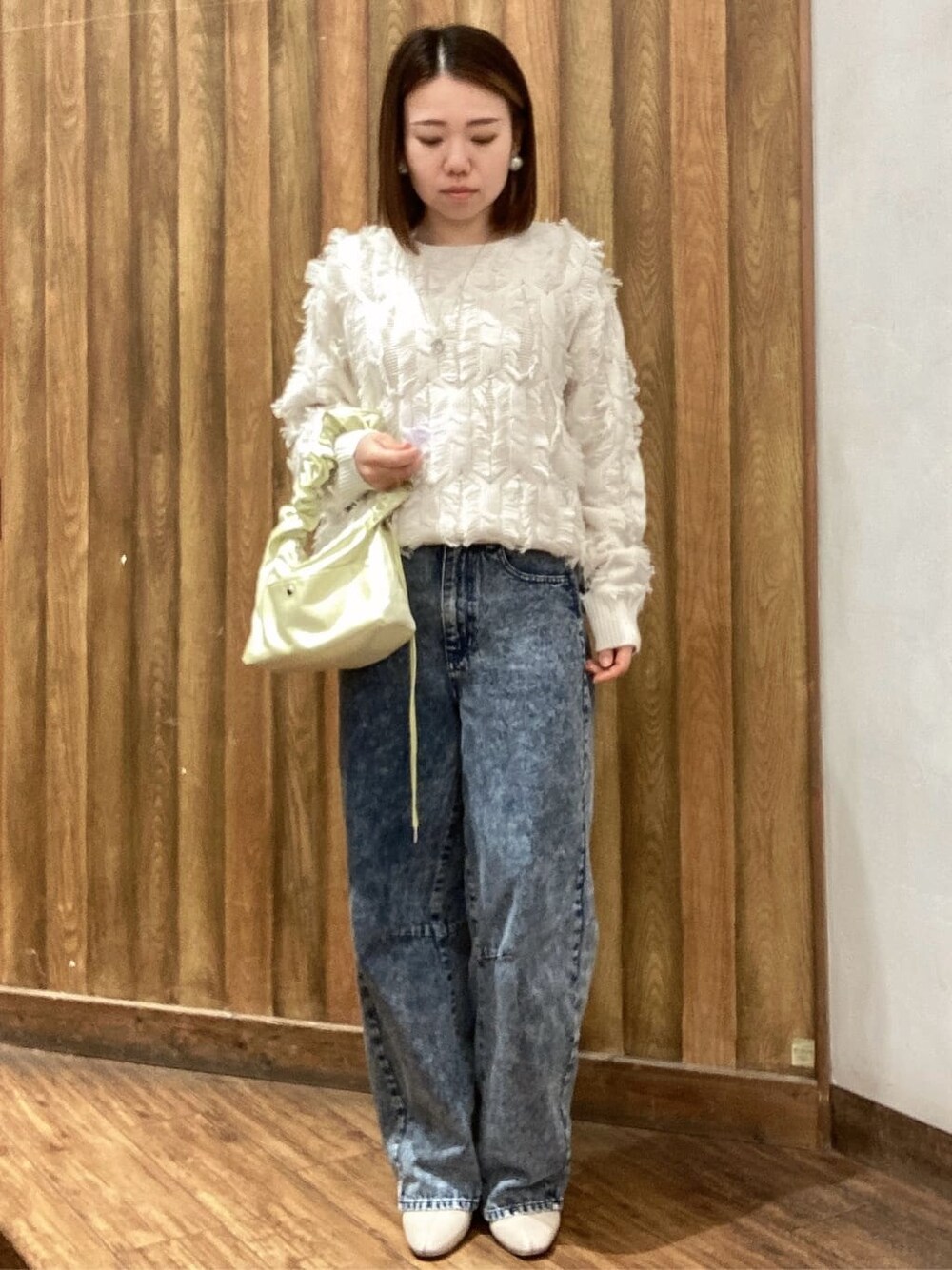ホワイト系のニット/セーター、ブルー系のその他パンツ、イエロー系のショルダーバッグを着用したレディースの冬コーディネートの1枚目の写真