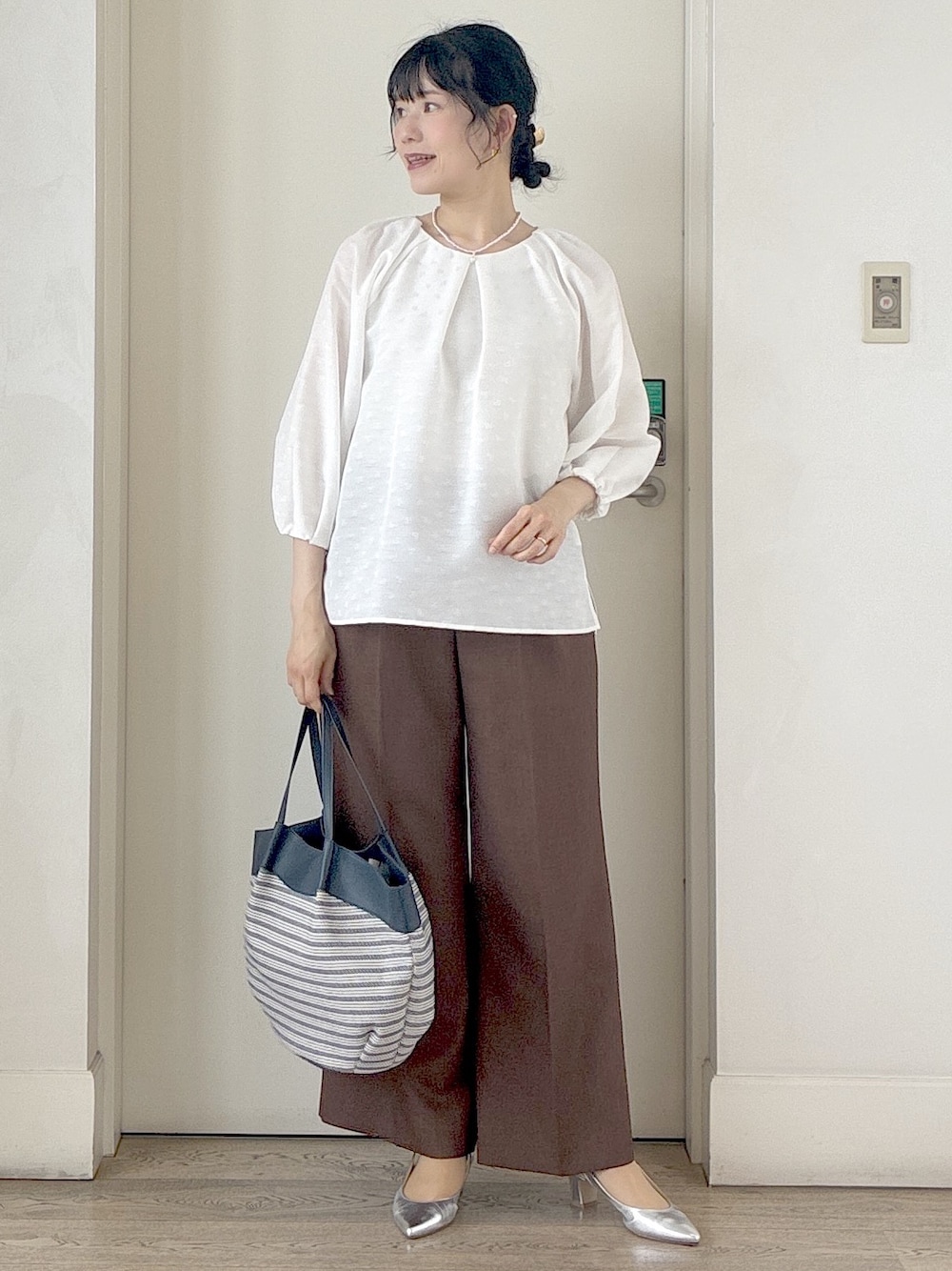 ホワイト系のシャツ/ブラウス、ベージュ系のタンクトップ、ブラウン系のその他パンツを着用したレディースの夏コーディネートの1枚目の写真