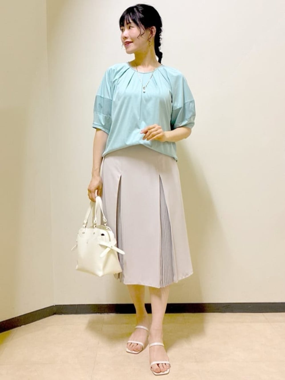グリーン系のTシャツ/カットソー、ベージュ系のスカート、ブルー系のTシャツ/カットソーを着用したレディースの夏コーディネートの1枚目の写真