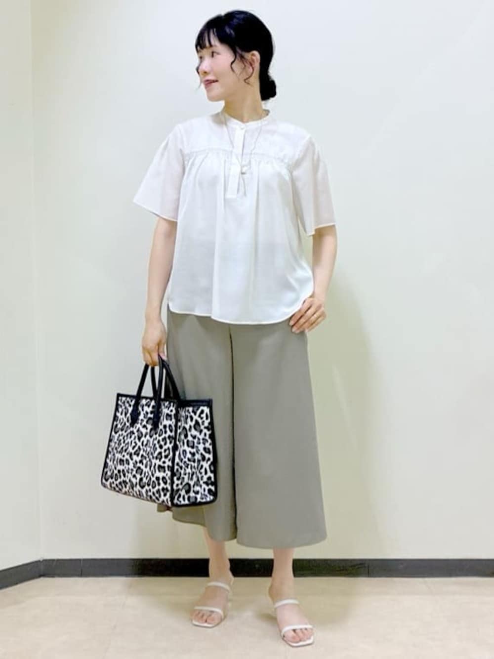 ベージュ系のシャツ/ブラウス、グレー系のタンクトップ、ブラック系のニット/セーターを着用したレディースの夏コーディネートの1枚目の写真