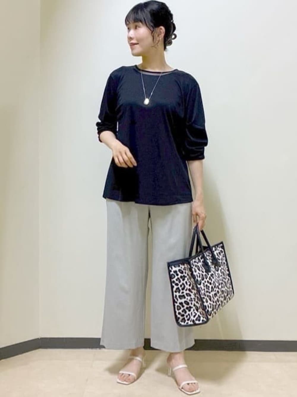 ブルー系のTシャツ/カットソー、グレー系のその他パンツ、ホワイト系のTシャツ/カットソーを着用したレディースの夏コーディネートの1枚目の写真