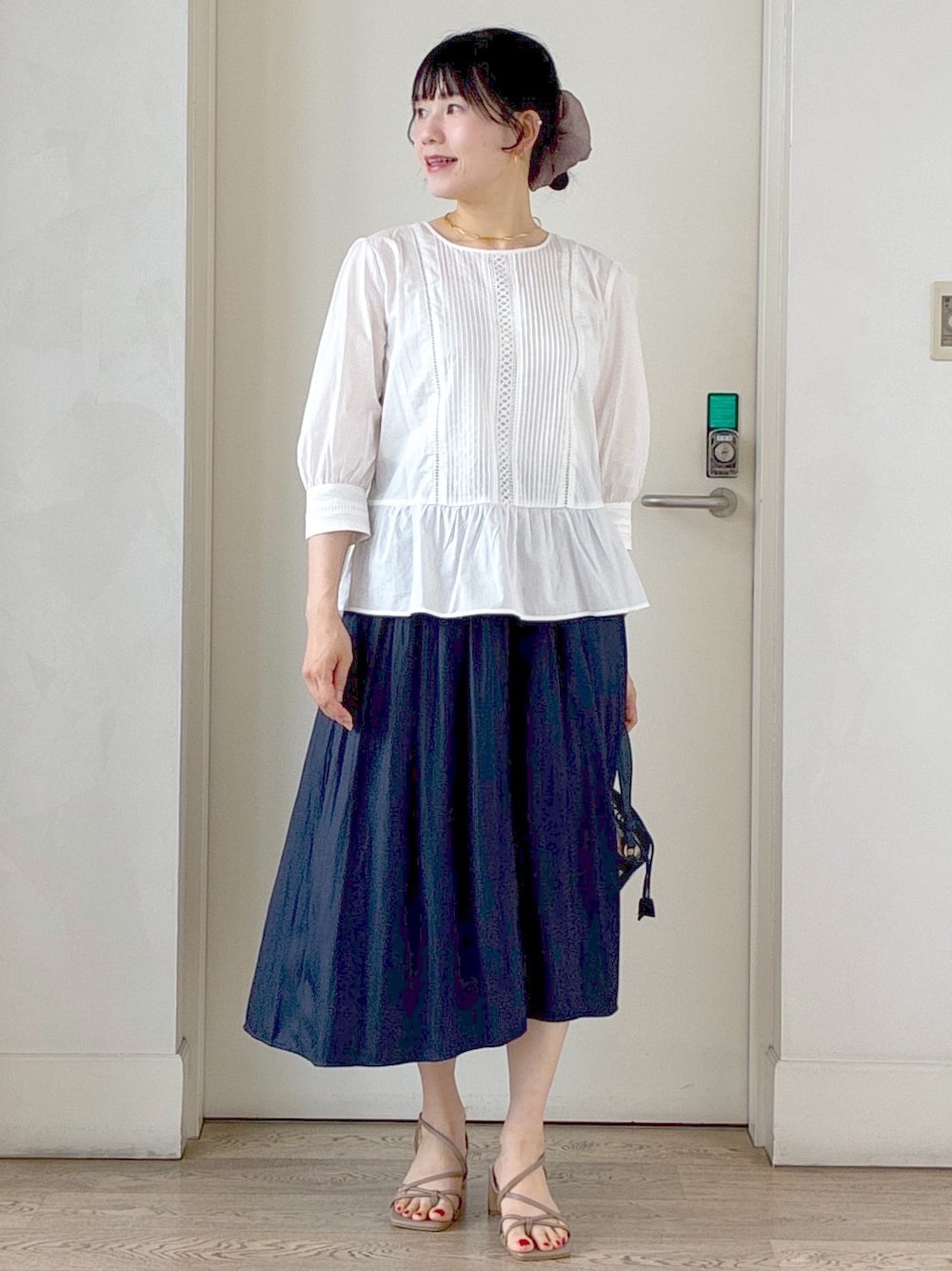 ホワイト系のシャツ/ブラウス、ブルー系のその他パンツ、ブルー系のブルゾンを着用したレディースの夏コーディネートの1枚目の写真