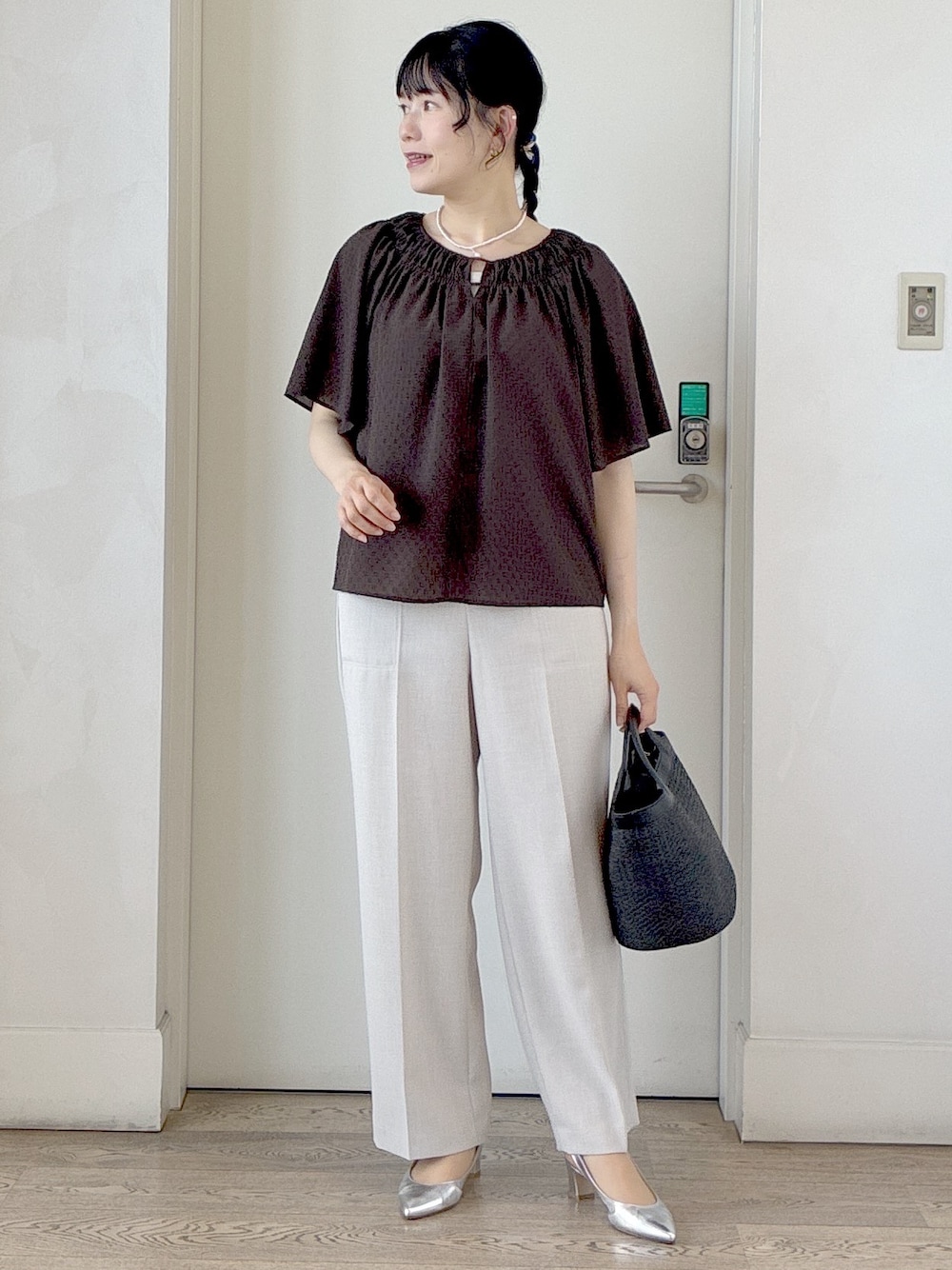 ベージュ系のその他パンツ、ブラウン系のシャツ/ブラウス、ブラック系のショルダーバッグを着用したレディースの春コーディネートの1枚目の写真