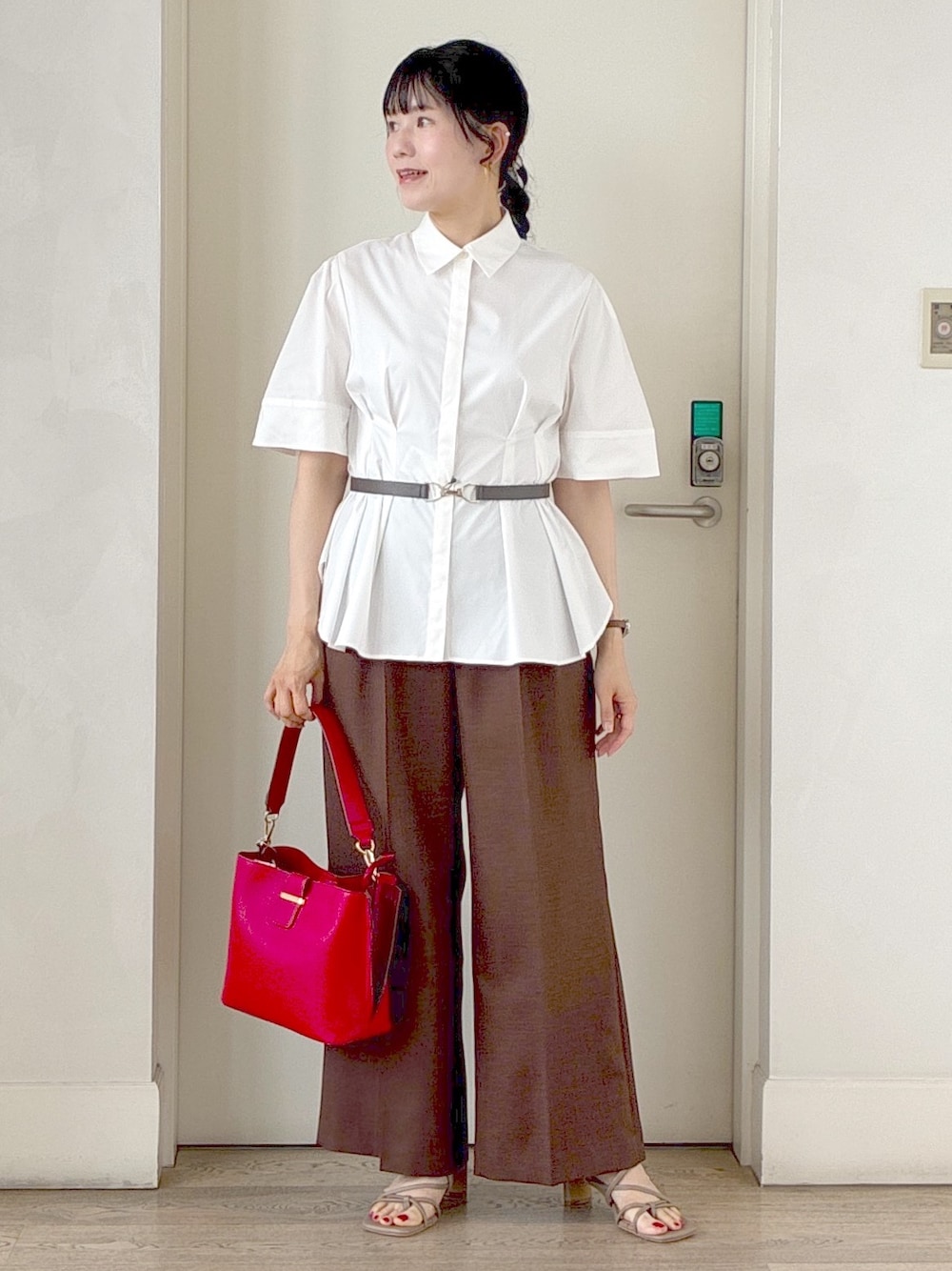 ホワイト系のシャツ/ブラウス、ブラウン系のその他パンツ、レッド系のトートバッグを着用したレディースの秋コーディネートの1枚目の写真