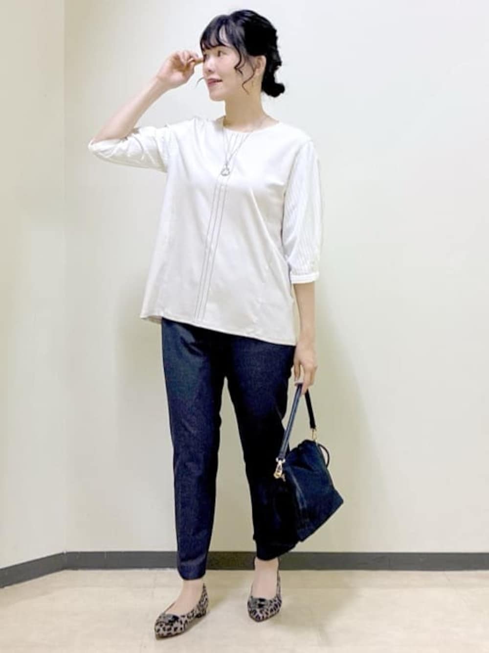 ベージュ系のTシャツ/カットソー、グリーン系のブルゾン、ブルー系のその他パンツを着用したレディースの秋コーディネートの1枚目の写真