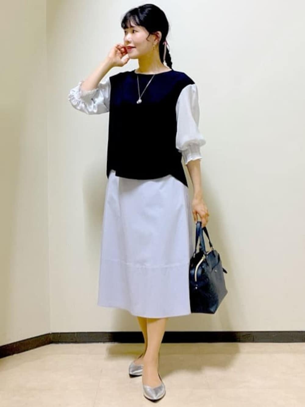 ブルー系のシャツ/ブラウス、パープル系のスカート、ブルー系のトートバッグを着用したレディースの夏コーディネートの1枚目の写真