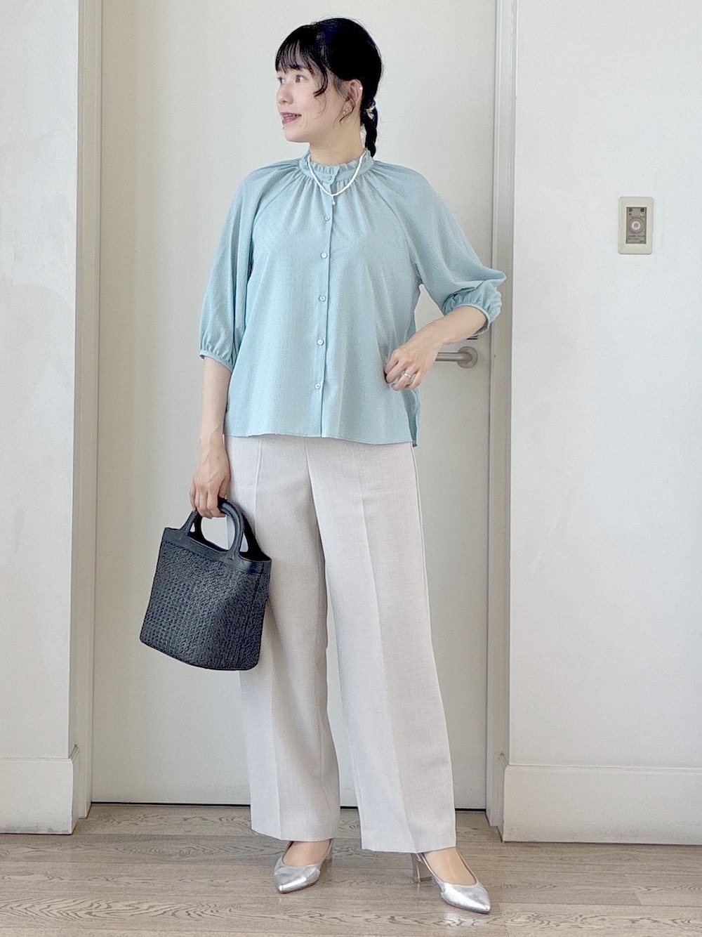 ベージュ系のその他パンツ、グリーン系のシャツ/ブラウス、ブラック系のショルダーバッグを着用したレディースの春コーディネートの1枚目の写真