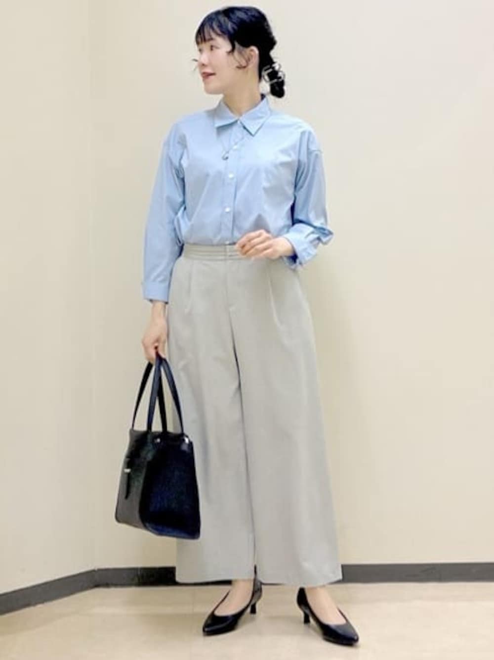 ブルー系のカーディガン/ボレロ、ブルー系のシャツ/ブラウス、グレー系のその他パンツを着用したレディースの春コーディネートの1枚目の写真
