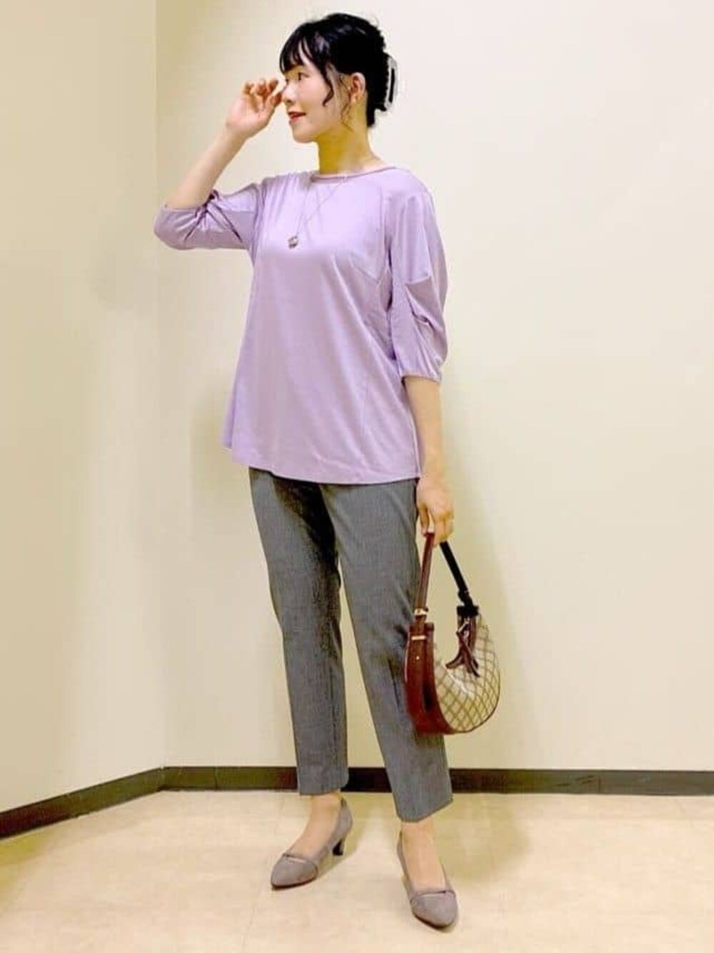 パープル系のTシャツ/カットソー、ブラック系のその他パンツ、イエロー系のショルダーバッグを着用したレディースの秋コーディネートの1枚目の写真