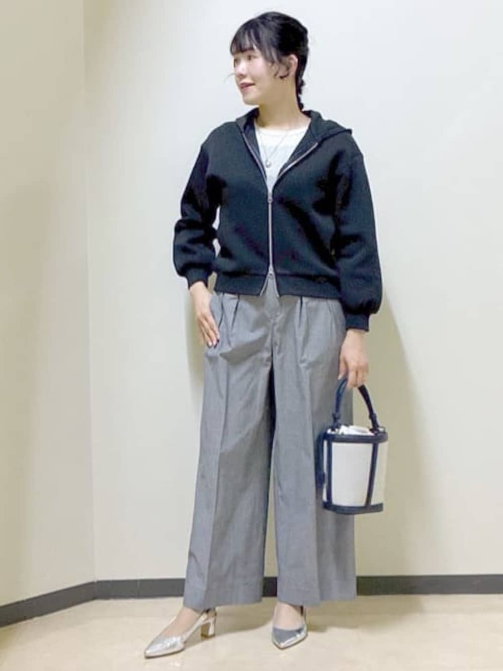 ブラック系のタンクトップ、ホワイト系のTシャツ/カットソー、ブラック系のその他パンツを着用したレディースの冬コーディネートの1枚目の写真