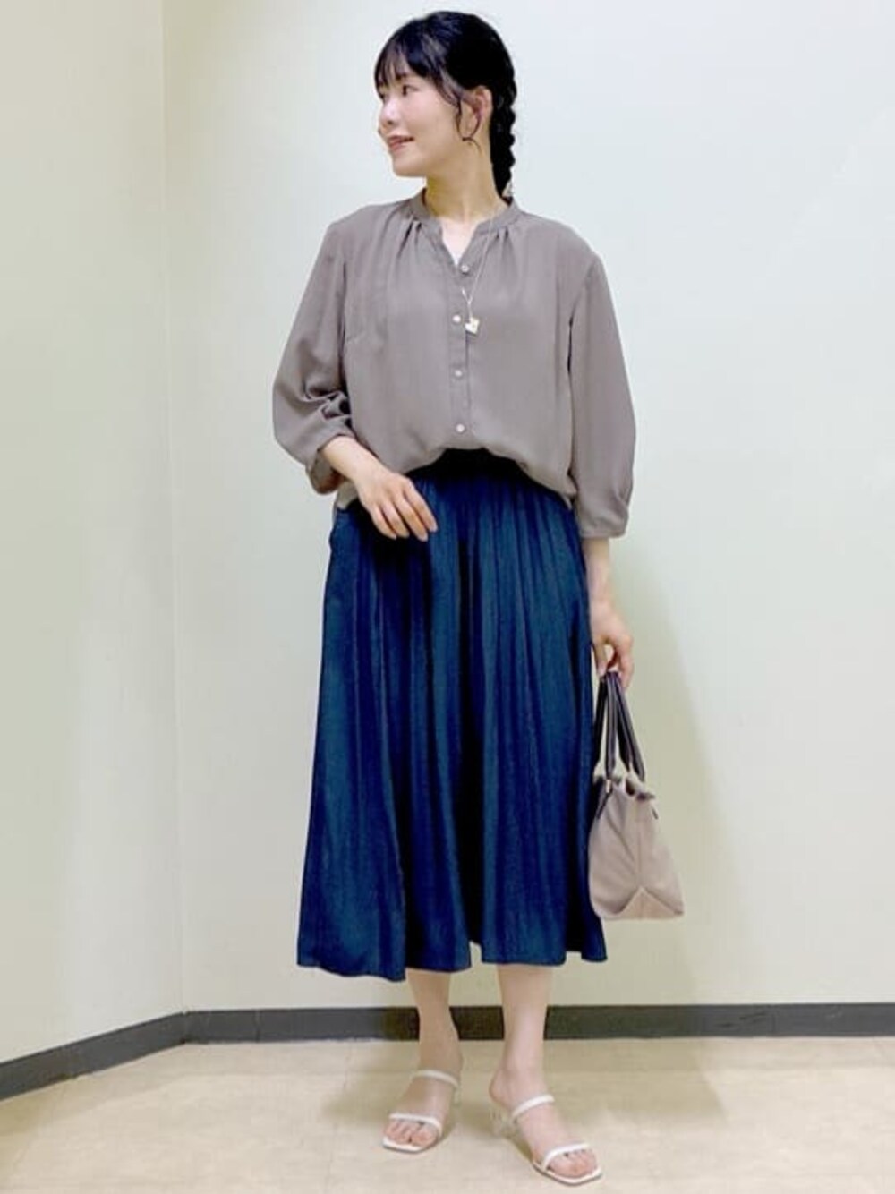 ブラウン系のシャツ/ブラウス、グレー系のタンクトップ、ブルー系のその他パンツを着用したレディースの夏コーディネートの1枚目の写真