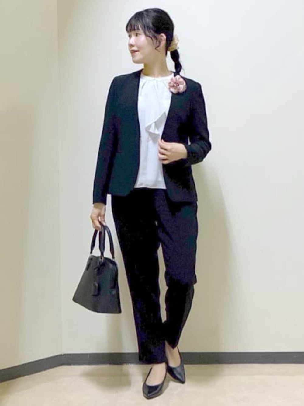 ブラック系のノーカラージャケット、ブラック系のその他パンツ、グレー系のシャツ/ブラウスを着用したレディースの冬コーディネートの1枚目の写真