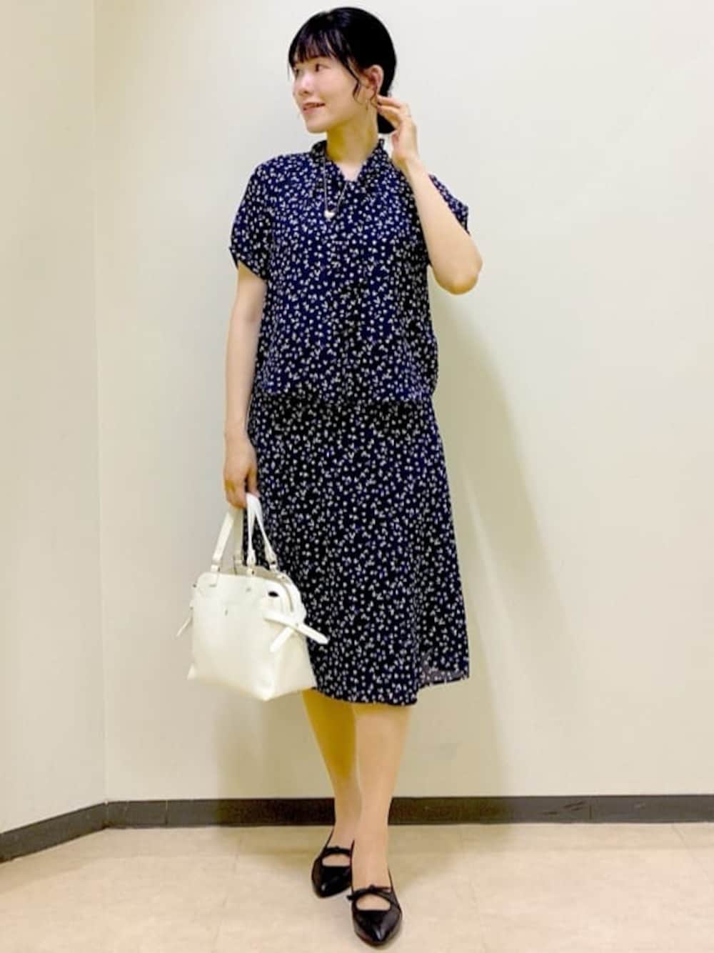 ブルー系のシャツ/ブラウス、ブルー系のスカート、ベージュ系のテーラードジャケットを着用したレディースの夏コーディネートの1枚目の写真