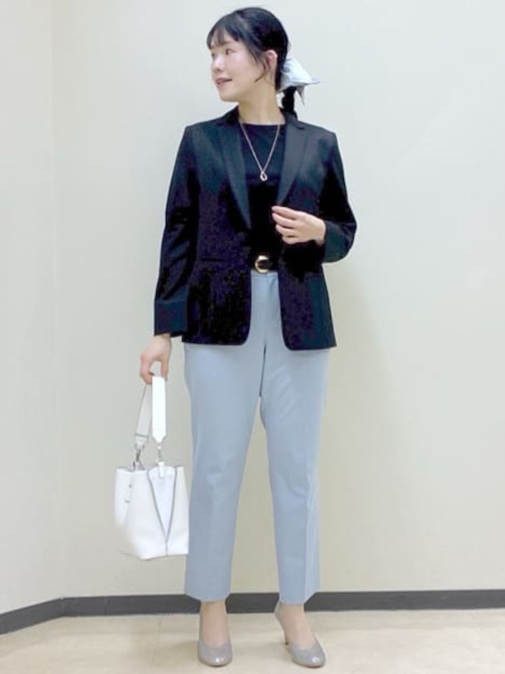 ホワイト系のシャツ/ブラウス、ブラック系のTシャツ/カットソー、ブルー系のシャツ/ブラウスを着用したレディースの冬コーディネートの1枚目の写真