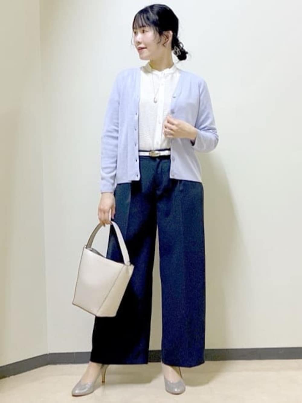 グリーン系のノーカラージャケット、ブルー系のその他パンツ、パープル系のカーディガン/ボレロを着用したレディースの春コーディネートの1枚目の写真
