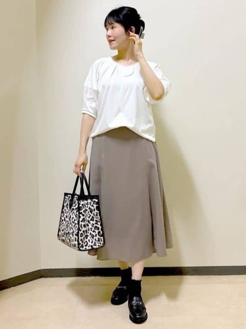 ホワイト系のTシャツ/カットソー、ブラウン系のスカート、ブラック系のスカートを着用したレディースの夏コーディネートの1枚目の写真