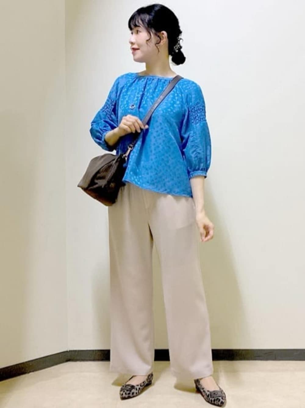ブルー系のシャツ/ブラウス、ベージュ系のその他パンツ、ブラウン系のショルダーバッグを着用したレディースの秋コーディネートの1枚目の写真