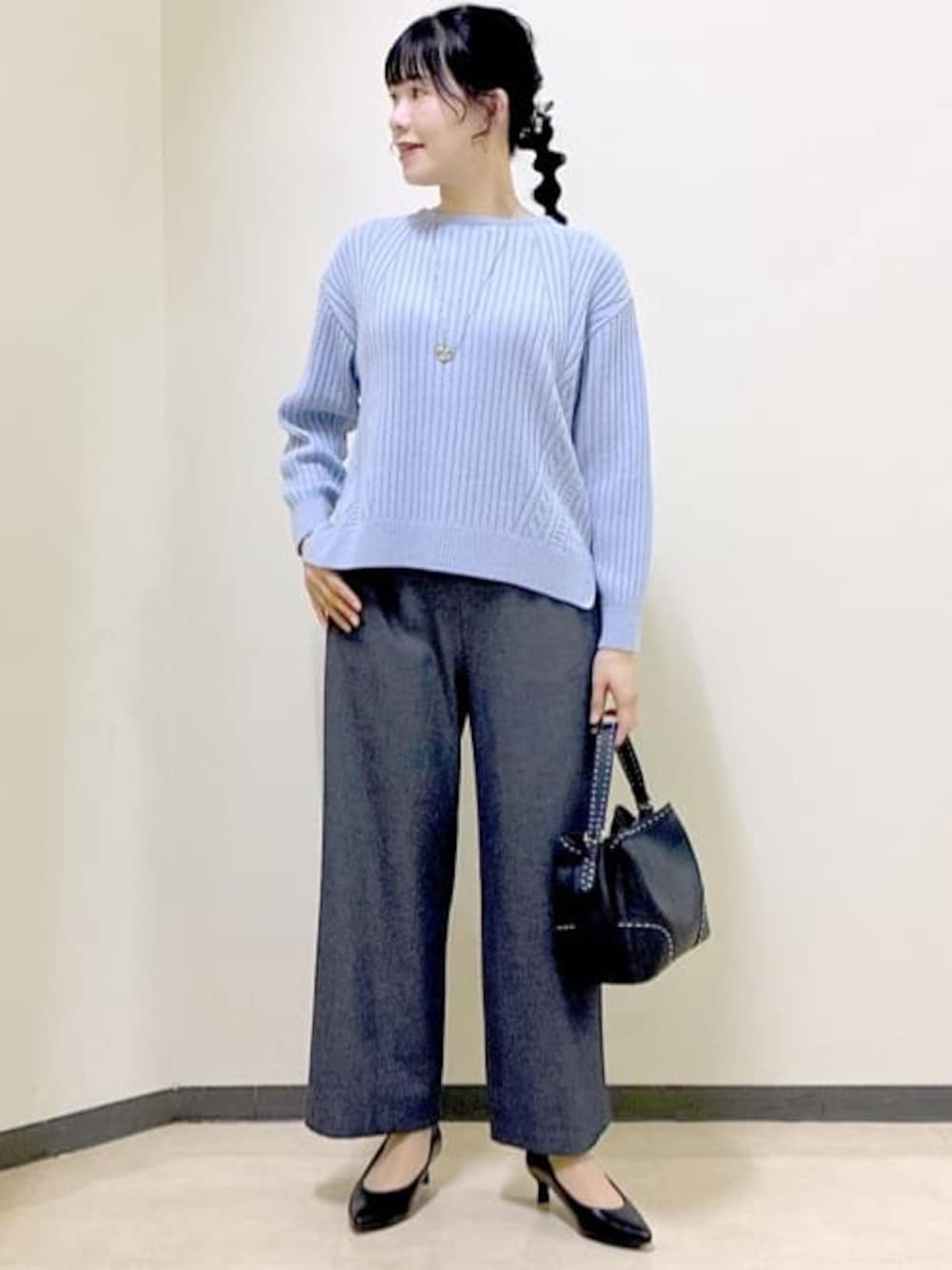 ブルー系のニット/セーター、ブルー系のその他パンツ、ブルー系のダウンジャケット/コートを着用したレディースの冬コーディネートの1枚目の写真