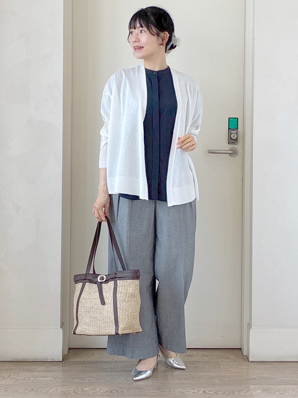 ホワイト系のカーディガン/ボレロ、ブルー系のシャツ/ブラウス、ブラック系のその他パンツを着用したレディースの夏コーディネートの1枚目の写真