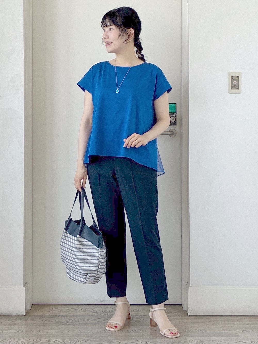 ブルー系のチュニック、ブルー系のその他パンツ、ホワイト系のカーディガン/ボレロを着用したレディースの夏コーディネートの1枚目の写真