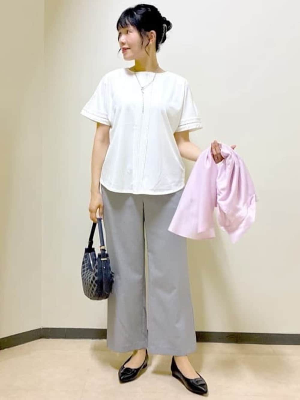 ホワイト系のTシャツ/カットソー、グレー系のその他パンツ、ピンク系のシャツ/ブラウスを着用したレディースの秋コーディネートの1枚目の写真