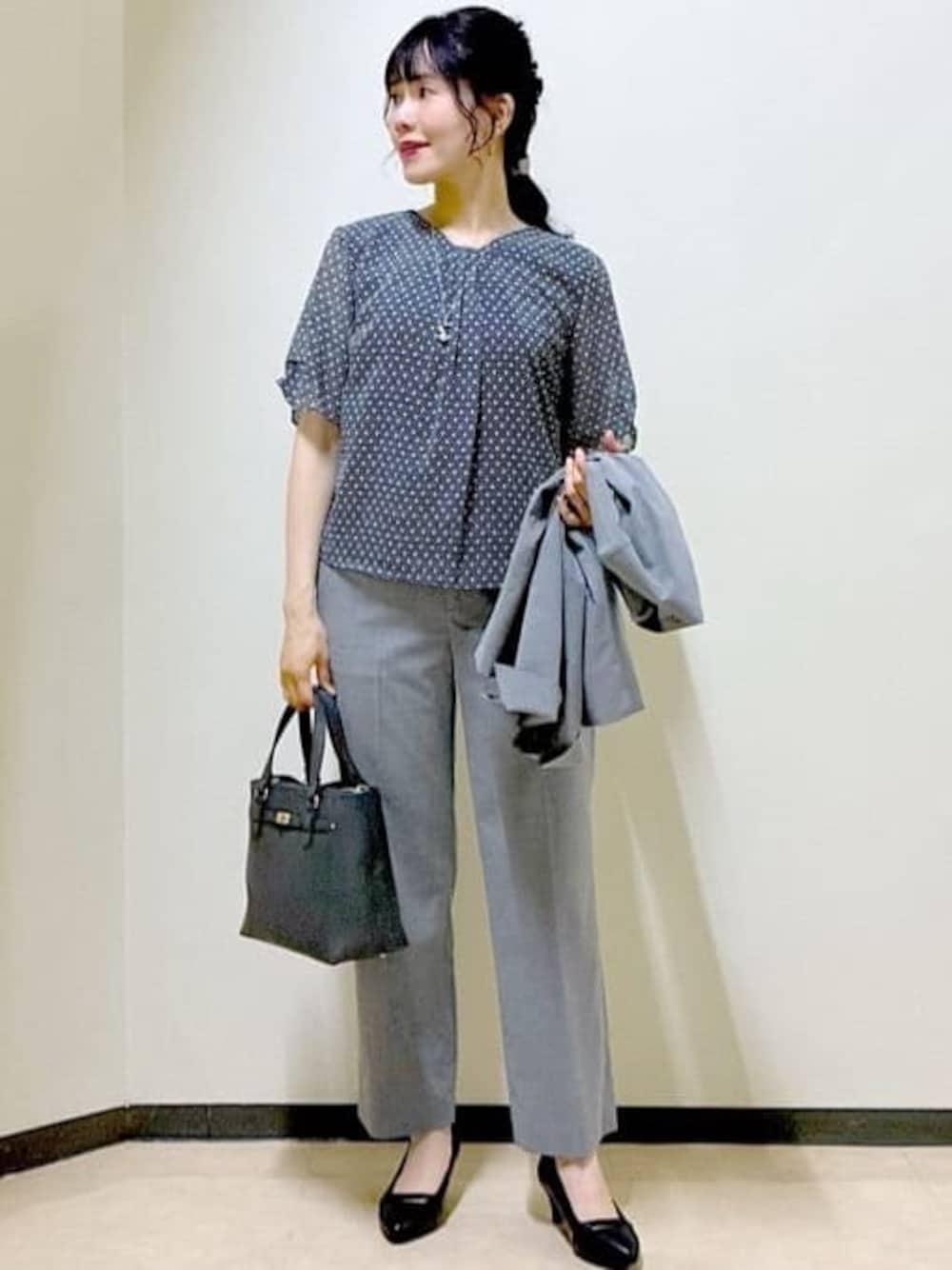 グレー系のノーカラージャケット、ブルー系のシャツ/ブラウス、グレー系のその他パンツを着用したレディースの夏コーディネートの1枚目の写真