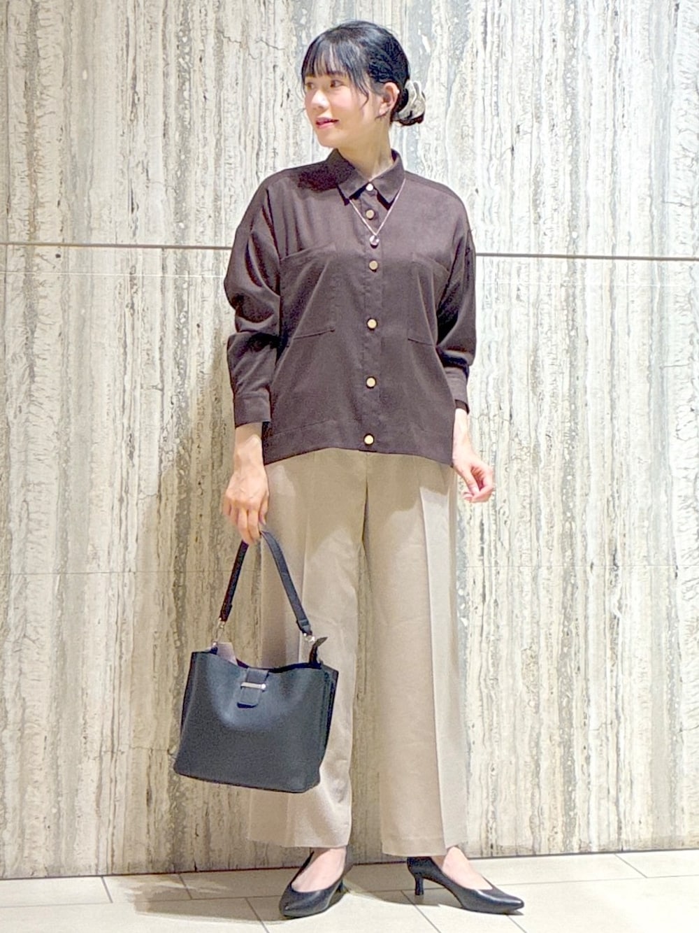 ブラウン系のシャツ/ブラウス、グレー系のニット/セーター、ベージュ系のその他パンツを着用したレディースの秋コーディネートの1枚目の写真