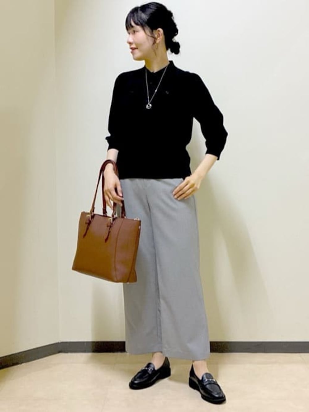 ブラック系のニット/セーター、グレー系のその他パンツ、レッド系のスカートを着用したレディースの秋コーディネートの1枚目の写真