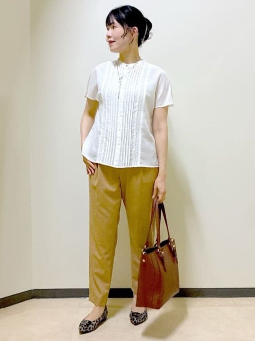 ホワイト系のシャツ/ブラウス、イエロー系のその他パンツ、ブラウン系のトートバッグを着用したレディースの秋コーディネートの1枚目の写真