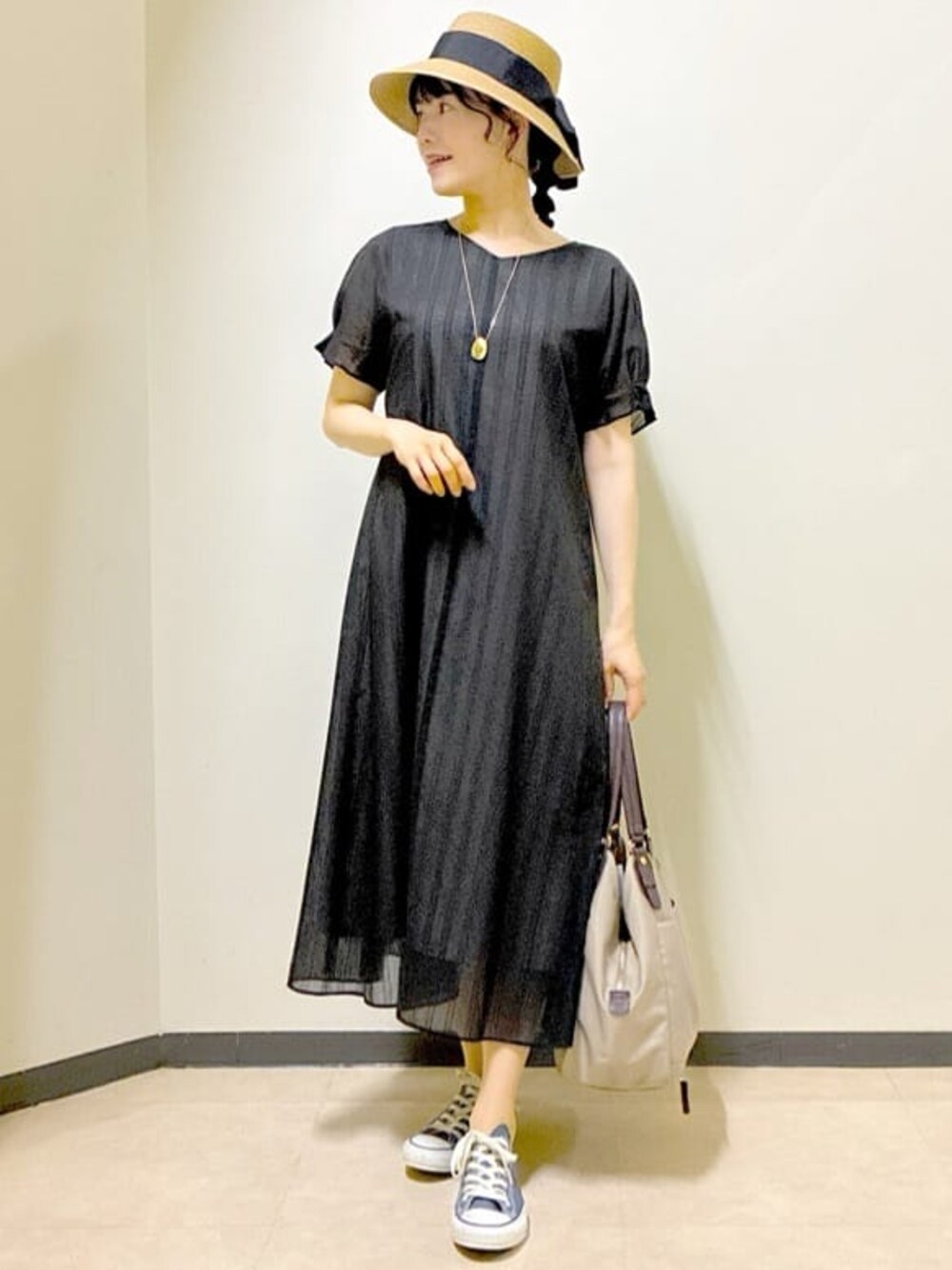 ブラック系のワンピース、レッド系のカーディガン/ボレロ、ホワイト系のトートバッグを着用したレディースの夏コーディネートの1枚目の写真