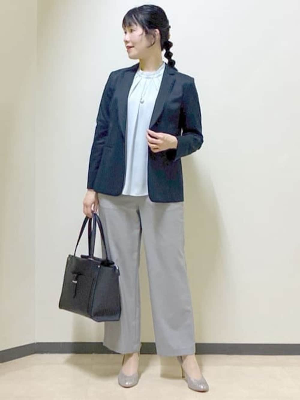 グレー系のその他パンツ、ブルー系のシャツ/ブラウス、ブルー系のテーラードジャケットを着用したレディースの春コーディネートの1枚目の写真