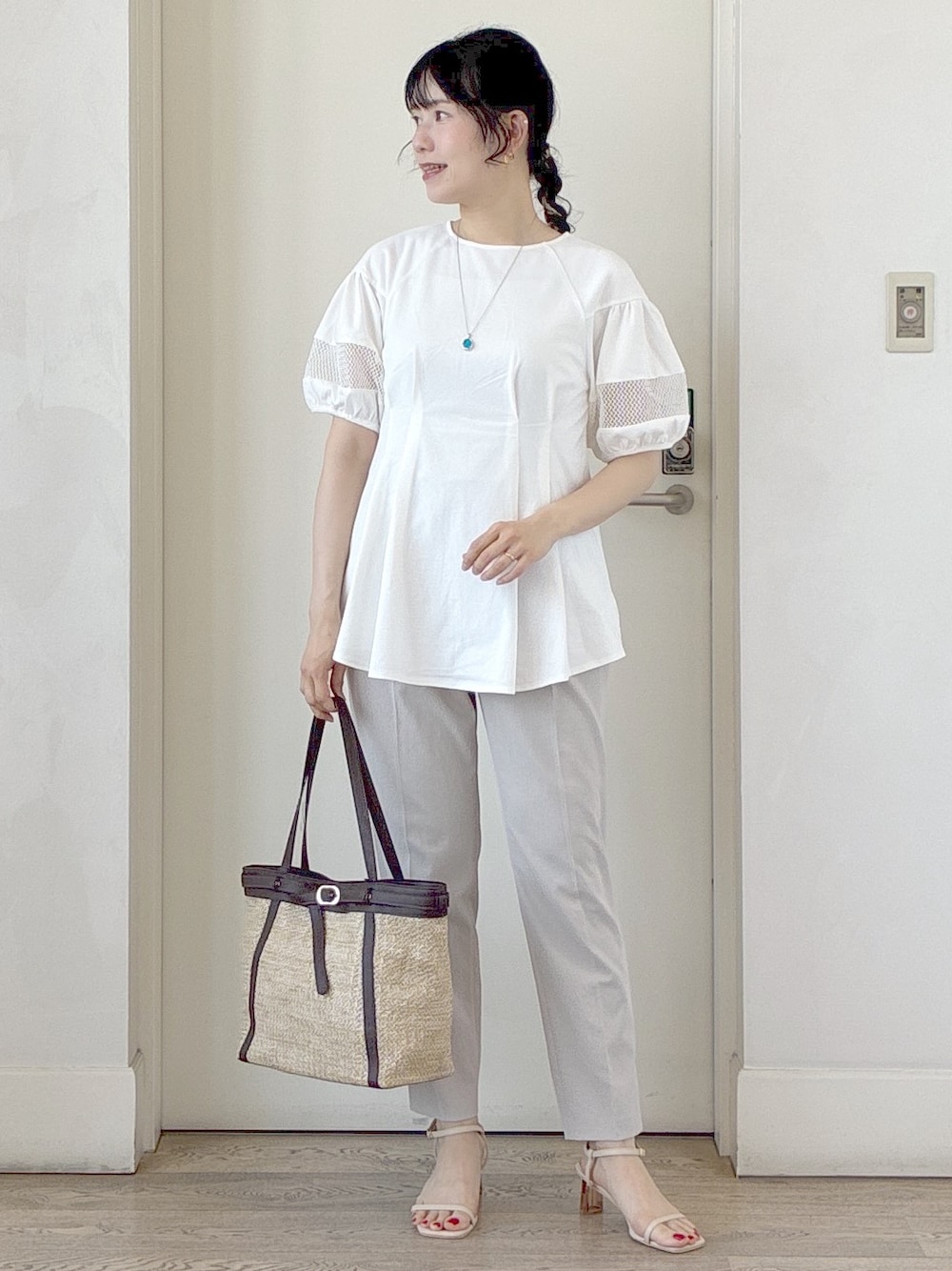 ホワイト系のTシャツ/カットソー、ベージュ系のタンクトップ、ブラック系のカーディガン/ボレロを着用したレディースの夏コーディネートの1枚目の写真