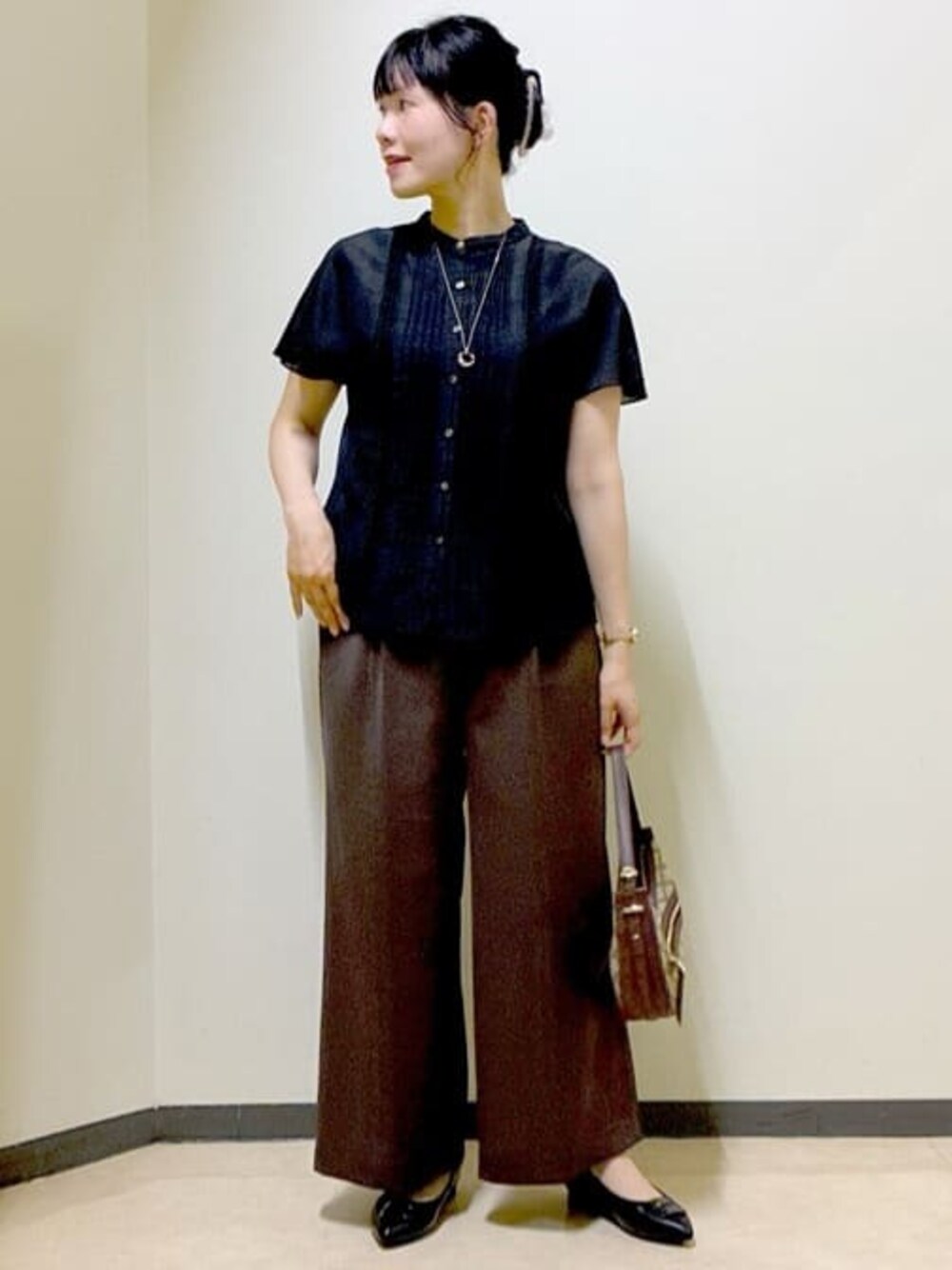 ブラック系のシャツ/ブラウス、ブルー系のシャツ/ブラウス、ブラック系のタンクトップを着用したレディースの秋コーディネートの1枚目の写真