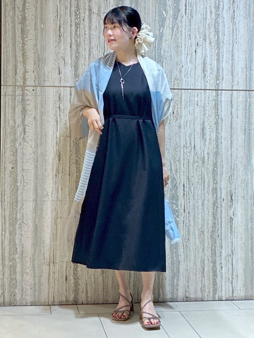 ブルー系のワンピース、イエロー系のカーディガン/ボレロ、ブルー系のストール/ショールを着用したレディースの夏コーディネートの1枚目の写真