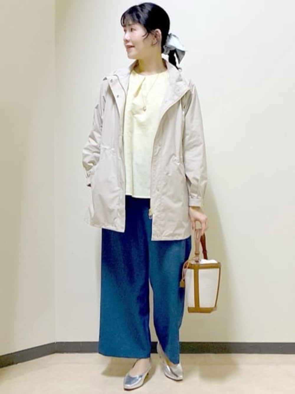 イエロー系のシャツ/ブラウス、シルバー系のパンプス、ブルー系のその他パンツを着用したレディースの冬コーディネートの1枚目の写真
