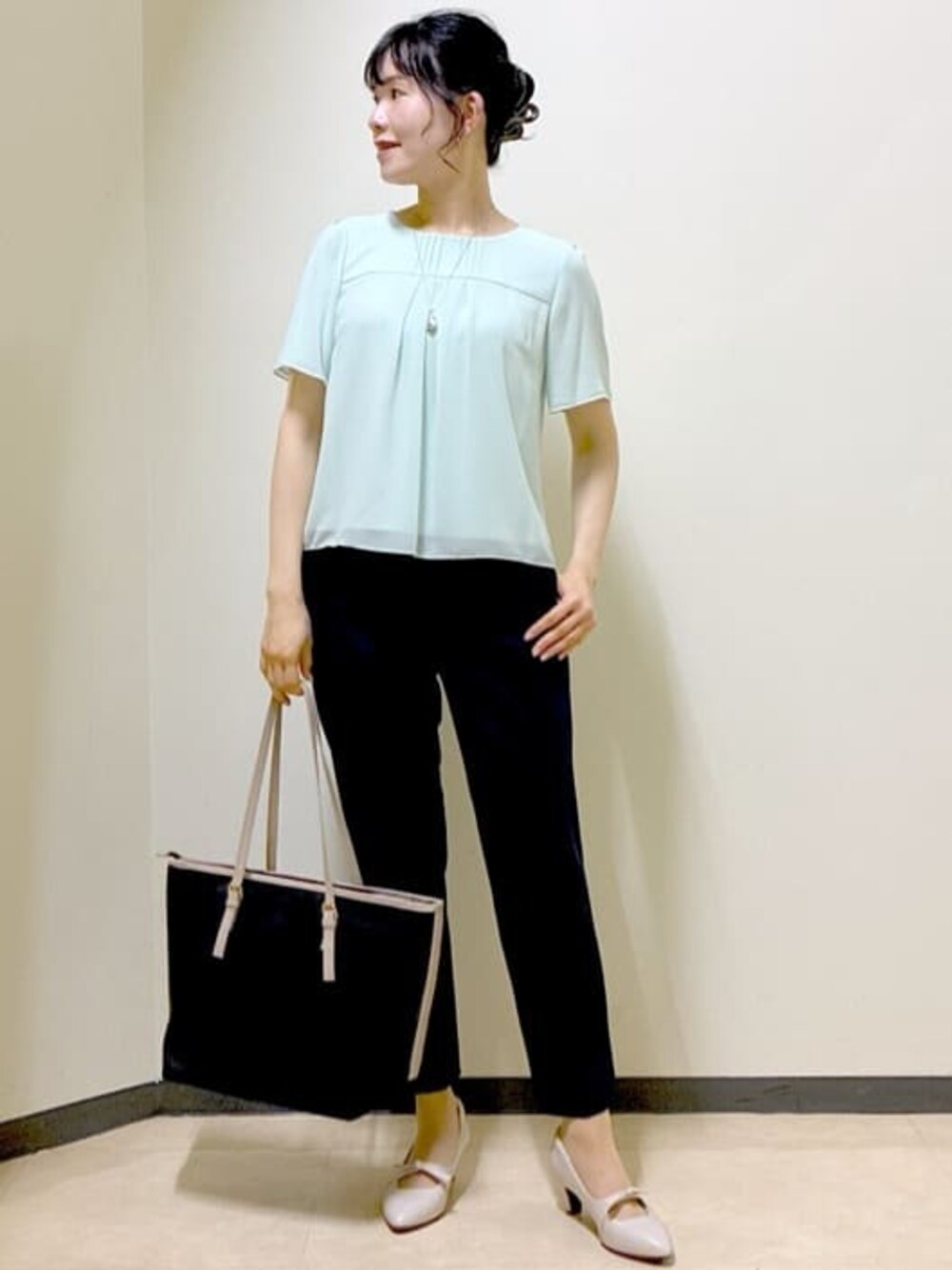 グリーン系のシャツ/ブラウス、ブルー系のその他パンツ、グレー系のカーディガン/ボレロを着用したレディースの夏コーディネートの1枚目の写真