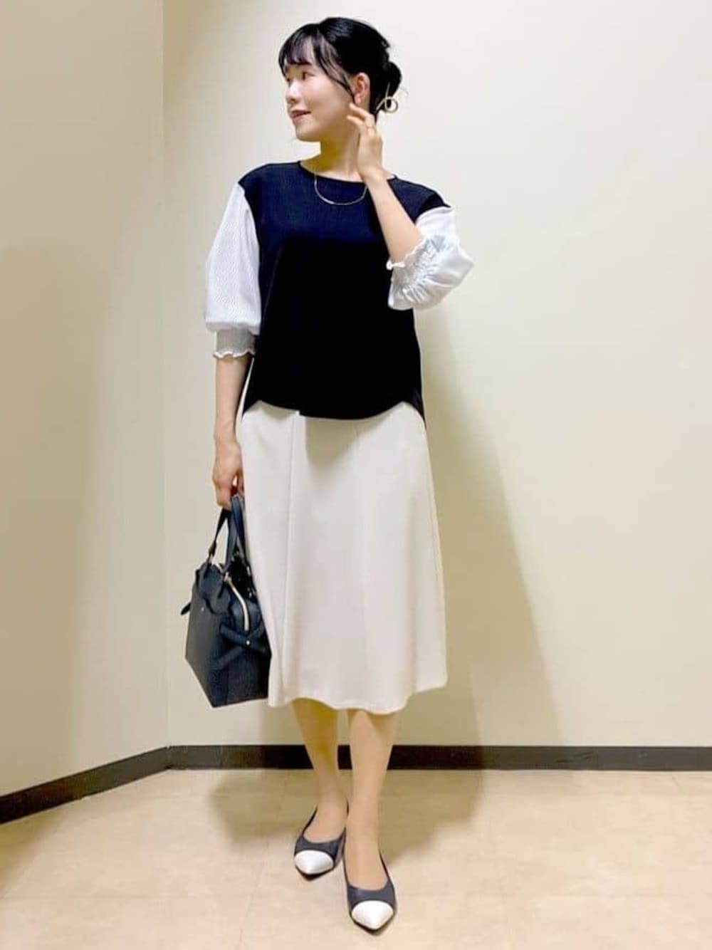 ブルー系のシャツ/ブラウス、ベージュ系のスカート、ブルー系のその他パンツを着用したレディースの春コーディネートの1枚目の写真