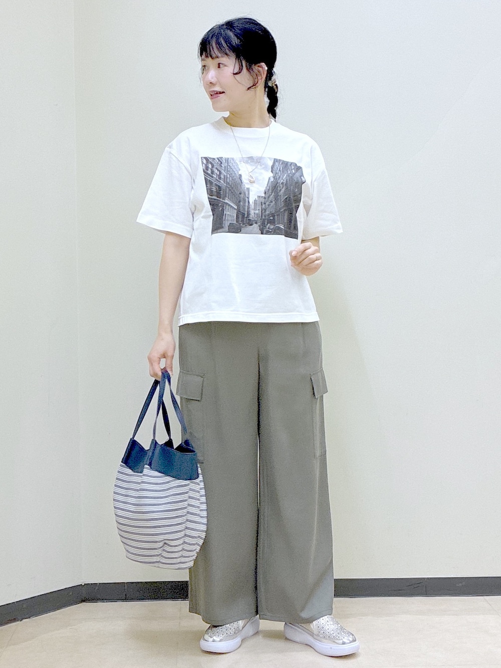 ホワイト系のTシャツ/カットソー、グリーン系のその他パンツ、ホワイト系のシャツ/ブラウスを着用したレディースの春コーディネートの1枚目の写真