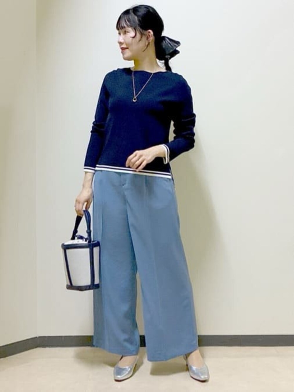 ブルー系のニット/セーター、ブルー系のその他パンツ、グレー系のパーカーを着用したレディースの春コーディネートの1枚目の写真